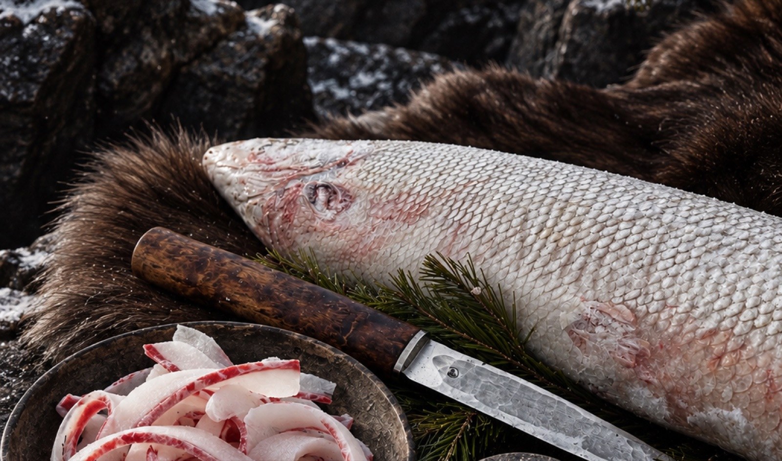 Целая мороженая рыба, чаша со строганиной и нож ручной ковки