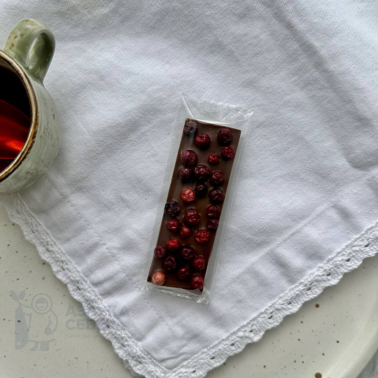 Шоколад молочный с брусникой