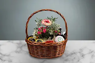 Подарочный набор "Гастрономический букет" с живыми цветами