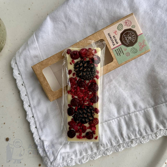 Шоколад белый с сосновой шишкой, брусникой и малиной