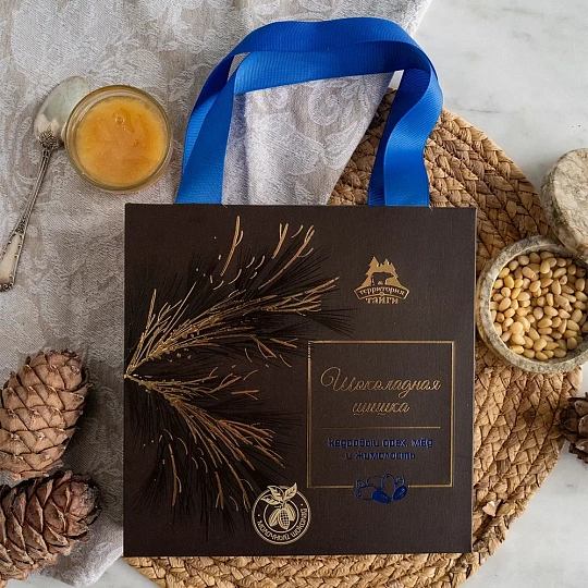Шишка с кедровым орехом и жимолостью