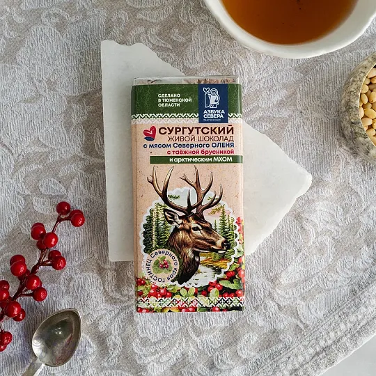 Живой шоколад на меду с мясом северного оленя, мхом и брусникой