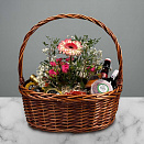 Подарочный набор "Гастрономический букет" с живыми цветами