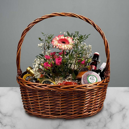 Подарочный набор "Гастрономический букет" с живыми цветами