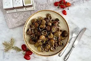 Мясо улиток с печенью в ракушке
