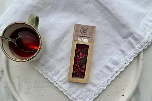 Шоколад горький с малиной