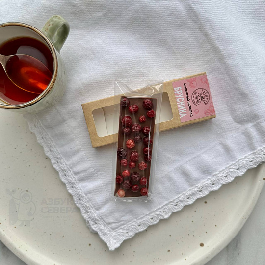 Шоколад молочный с брусникой