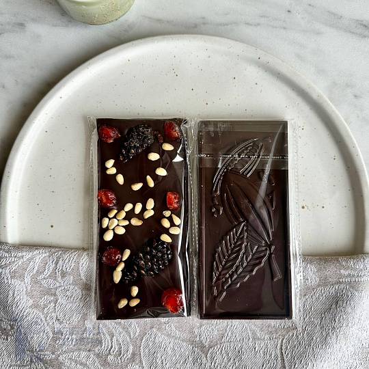 Шоколад темный с сосновой шишкой, вишней и кедровым орехом  №5