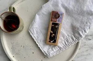  Шоколад молочный с сосновой шишкой, черникой и кедровый орех