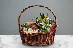 Подарочный набор "Сладкий букет" с живыми цветами