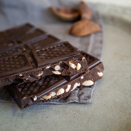 Шоколад живой с кедровым орехом 75 % какао