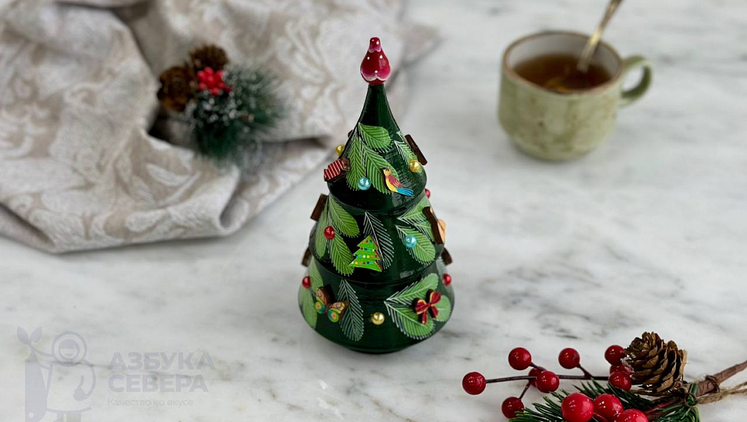 Елочка ручной работы с вареньем из земляники 