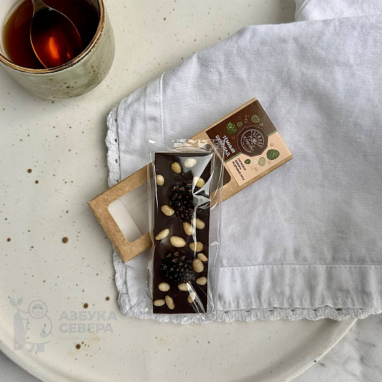 Шоколад темный с сосновой шишкой и кедровым орехом