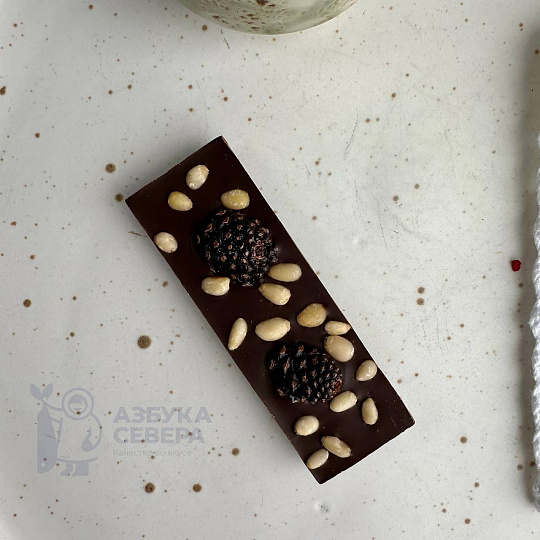 Шоколад темный с сосновой шишкой и кедровым орехом