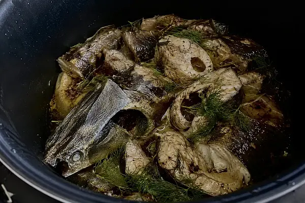 Стерлядь, запечённая с травами в мультишефе