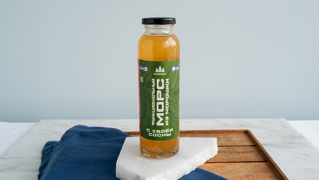 Морс из морошки с хвоей сосны