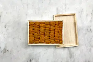 Икра морского ежа в деревянной коробке