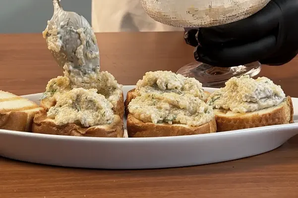 Брускетта с щучьей икрой, сметаной и зеленью