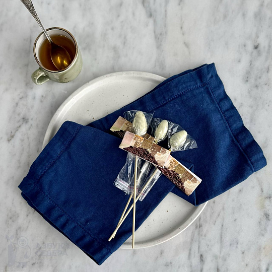 Шишка на палочке в белом шоколаде