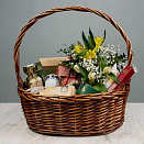 Подарочный набор "Сладкий букет" с живыми цветами