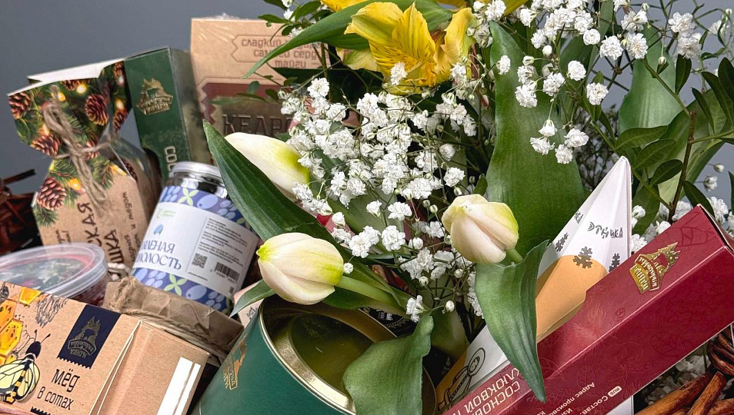 Подарочный набор "Сладкий букет" с живыми цветами