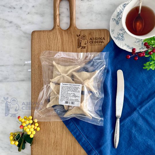 Пирожки с яблоком и брусникой