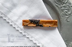 Ирис с сосновой шишкой