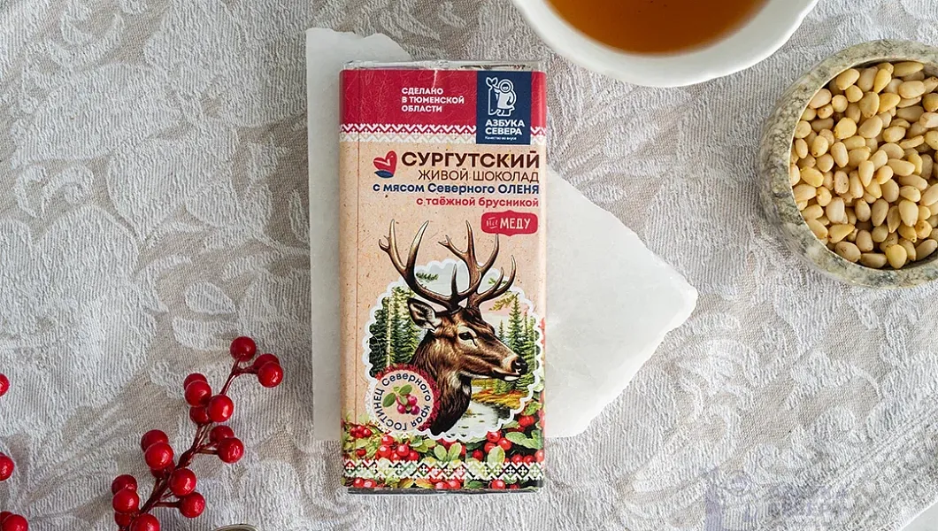Живой шоколад на меду с мясом северного оленя и брусникой