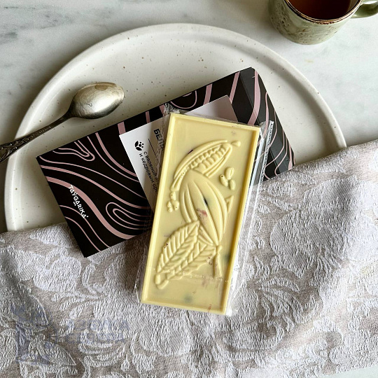 Шоколад белый с клубничными дольками, вяленой смородиной и кедровым орехом  №9