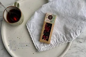 Шоколад белый с сосновой шишкой, брусникой и малиной