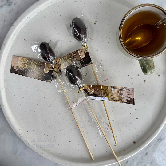 Шишка на палочке в молочном шоколаде