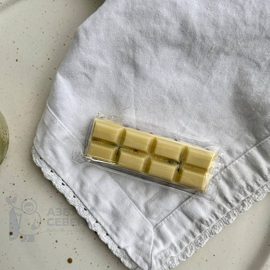 Шоколад белый с сосновой шишкой, брусникой и малиной