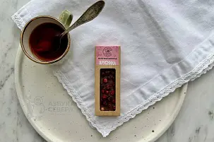 Шоколад молочный с брусникой