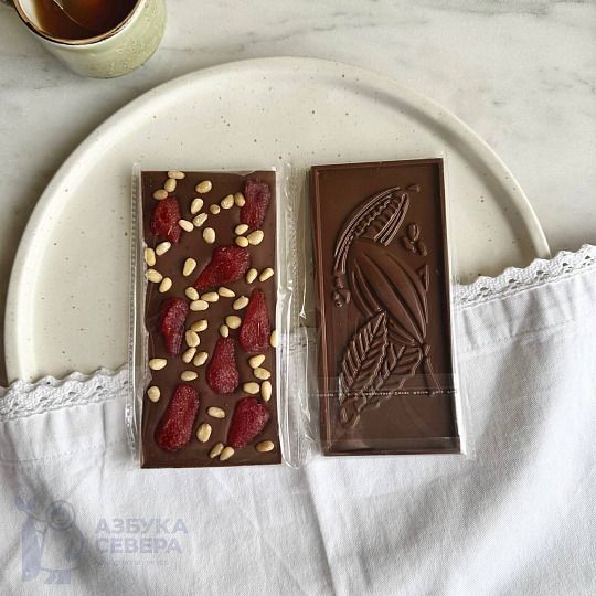 Шоколад молочный с клубникой и кедровым орехом  №10