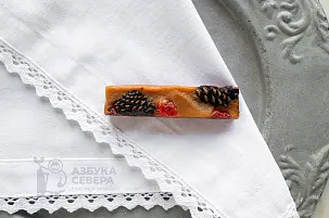 Ирис с сосновой шишкой и вишней