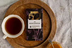 Шоколад белый с сосновой шишкой, вяленой смородиной и лавандой  №8