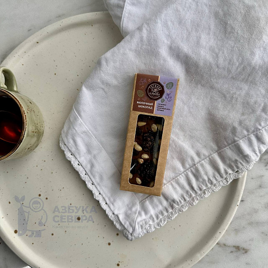  Шоколад молочный с сосновой шишкой, черникой и кедровый орех