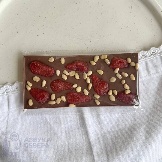 Шоколад молочный с клубникой и кедровым орехом  №10