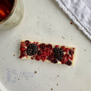 Шоколад белый с сосновой шишкой, брусникой и малиной