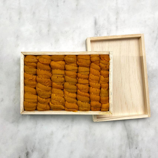 Икра морского ежа в деревянной коробке